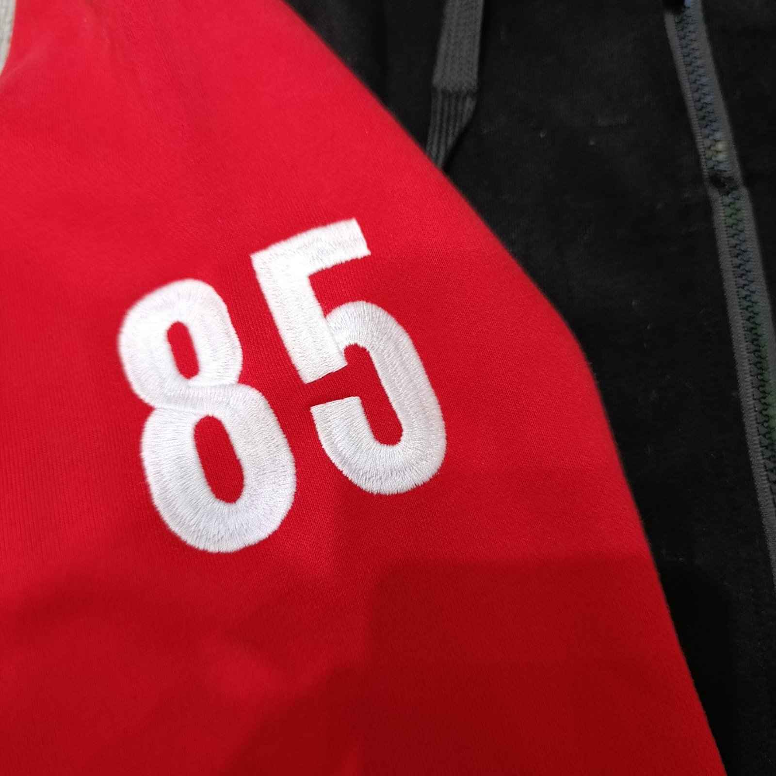 chaqueta Tommy Hilfiger varsity con capucha 100% algodón