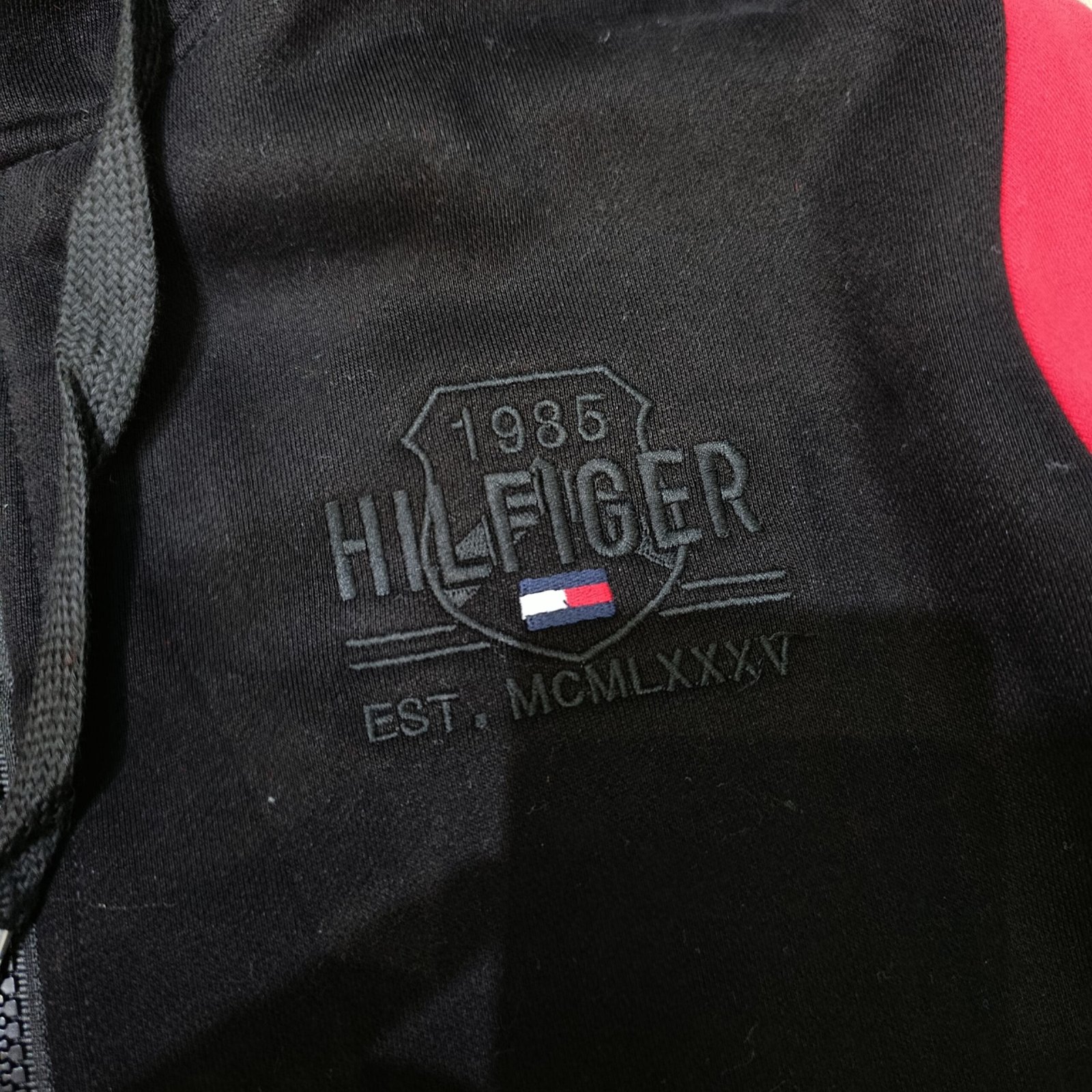 chaqueta Tommy Hilfiger varsity con capucha 100% algodón