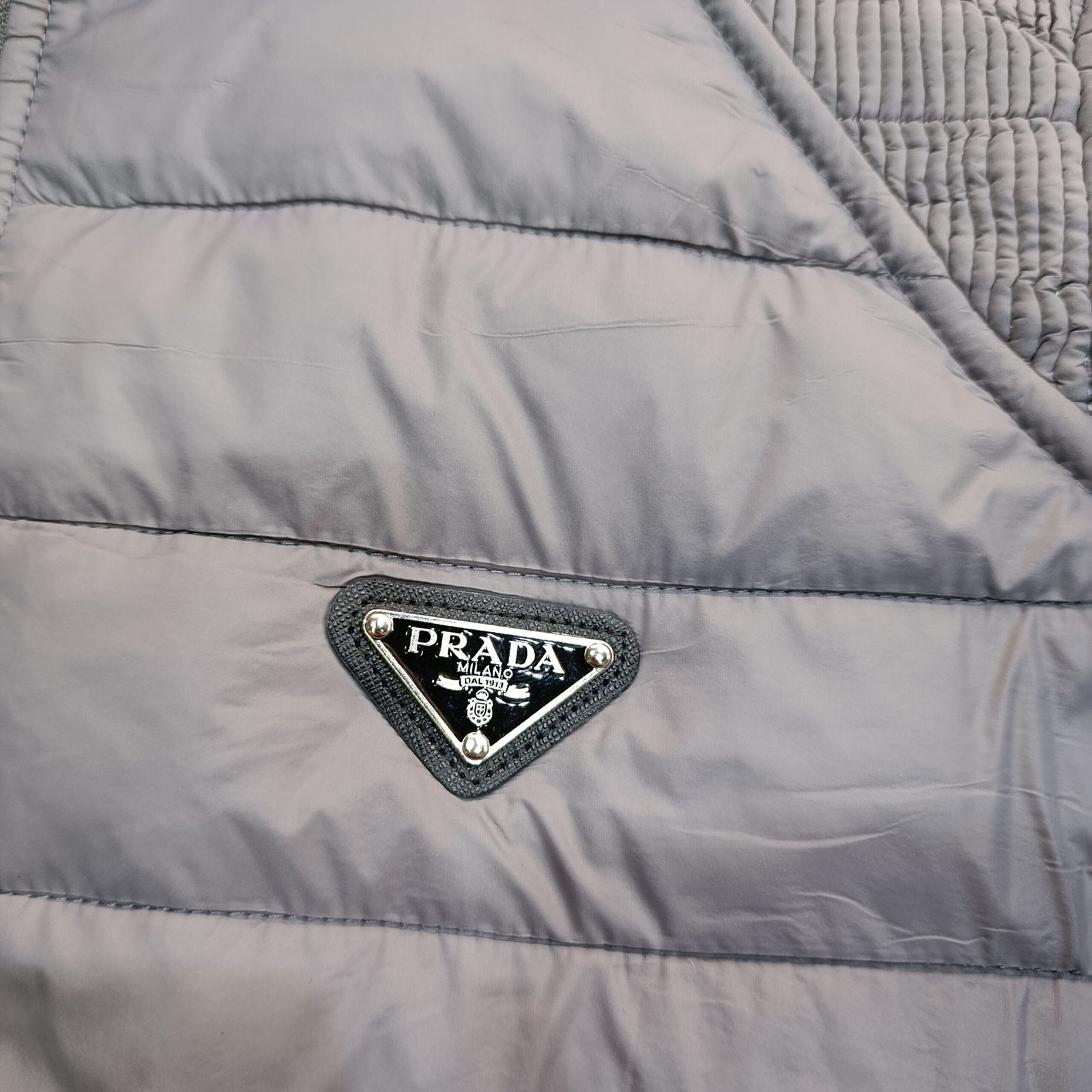 Chaqueta PRADA acolchada poliéster con capucha.