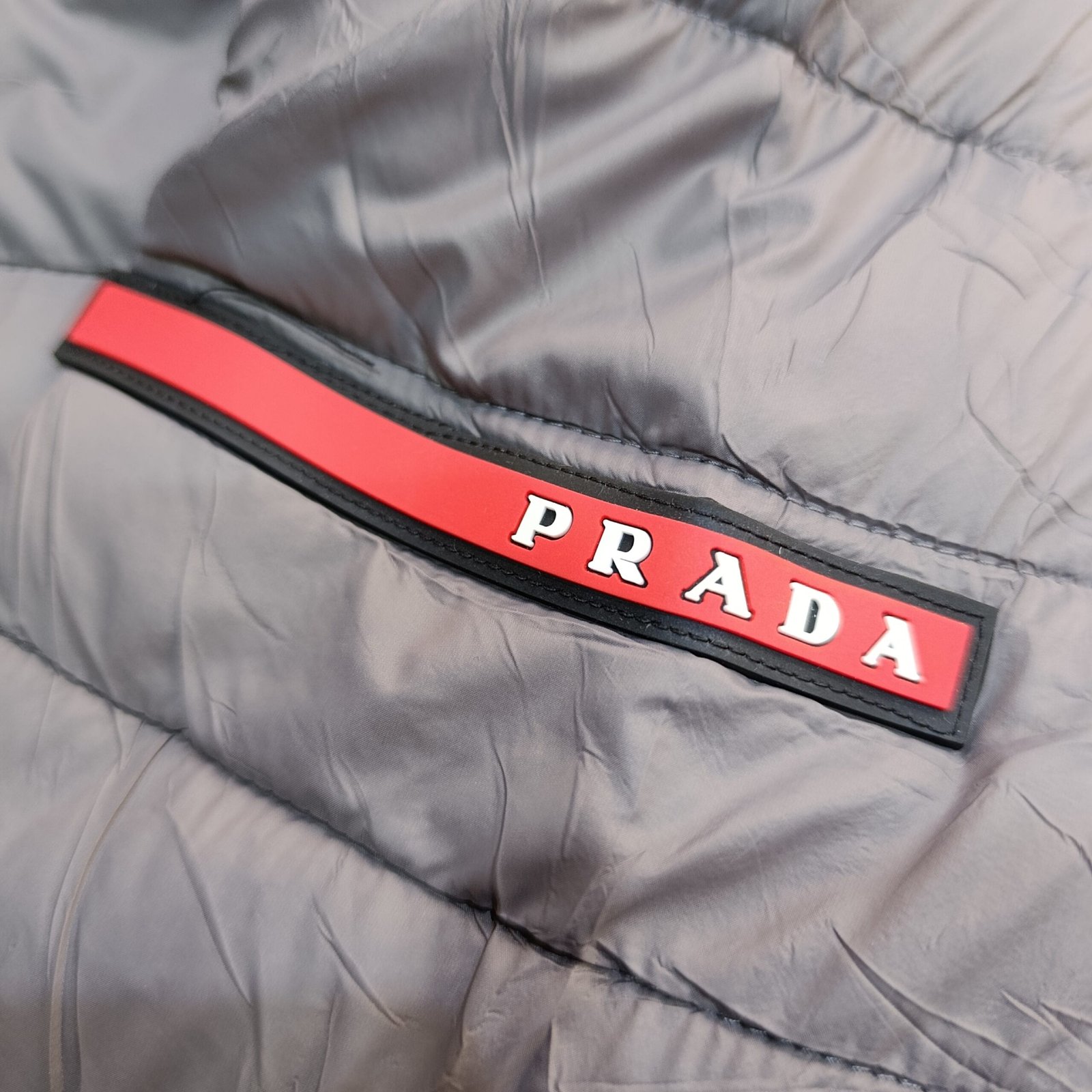 Chaqueta PRADA acolchada poliéster con capucha.