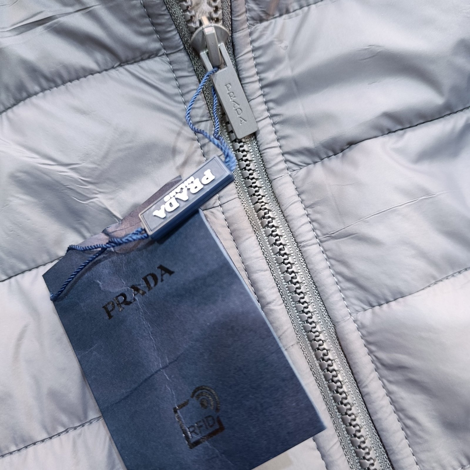 Chaqueta PRADA acolchada poliéster con capucha.