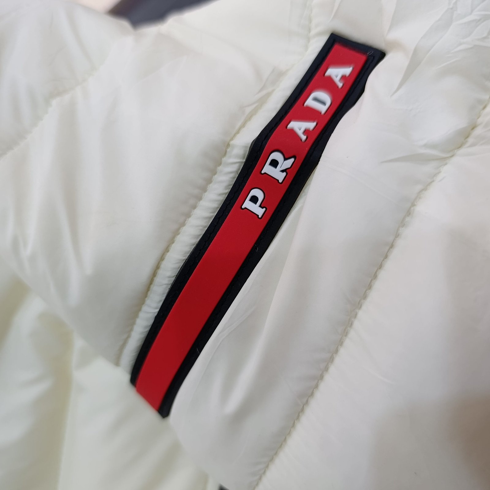 Chaqueta PRADA acolchada poliéster con capucha.