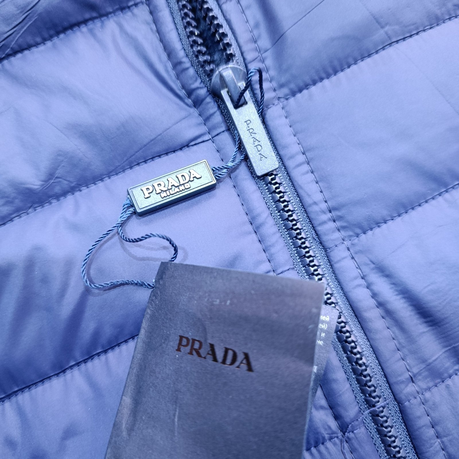 Chaqueta PRADA acolchada poliéster con capucha.