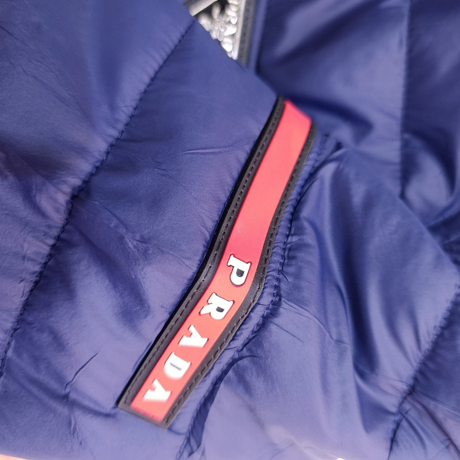 Chaqueta PRADA acolchada poliéster con capucha.