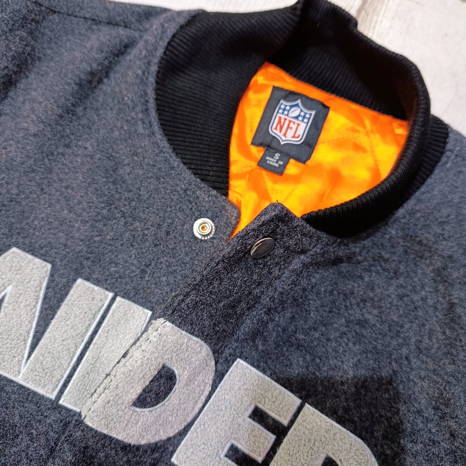 beisbolera Raiders gris oscura Super Bowl Champions