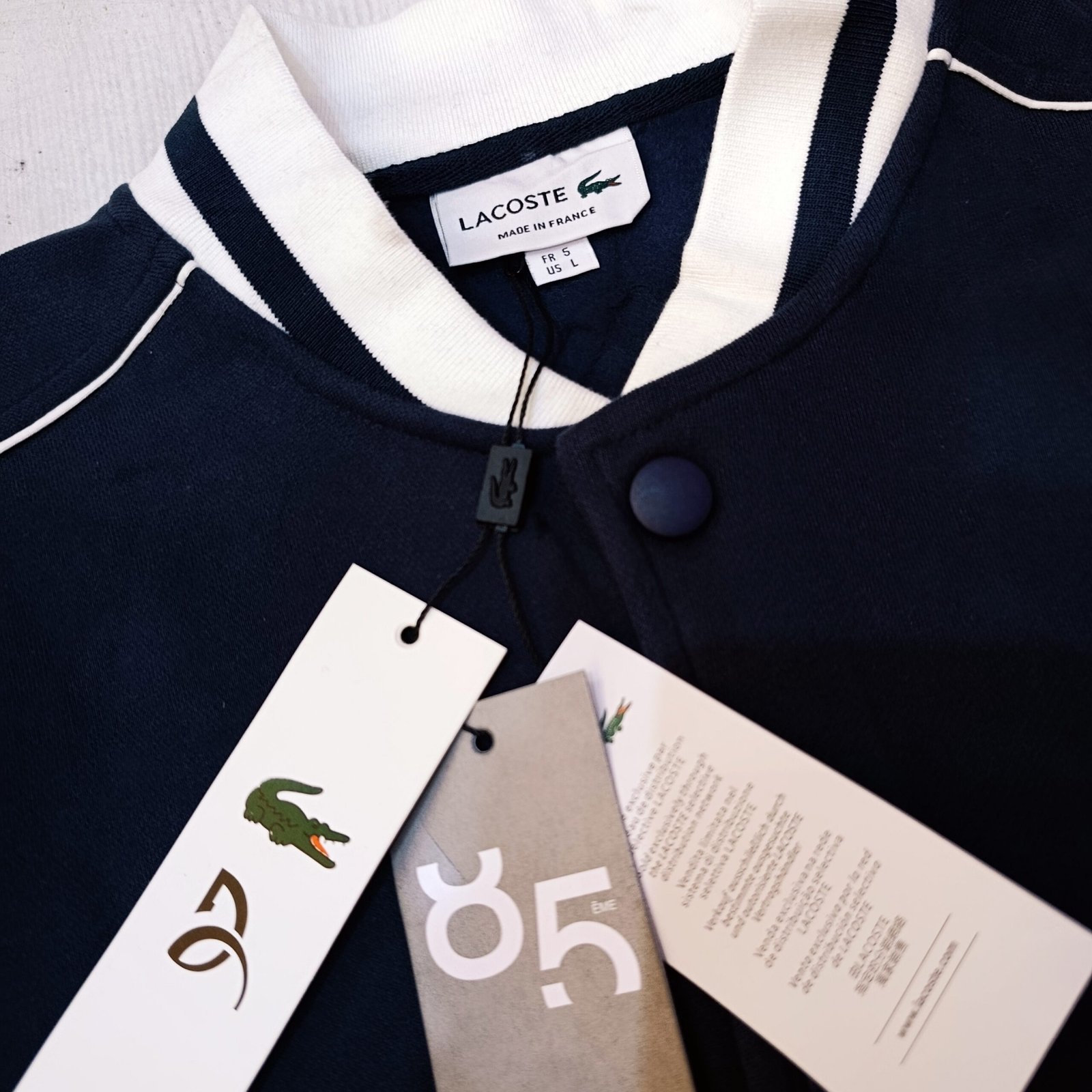 chaqueta Lacoste bicolor azul marino y blanco