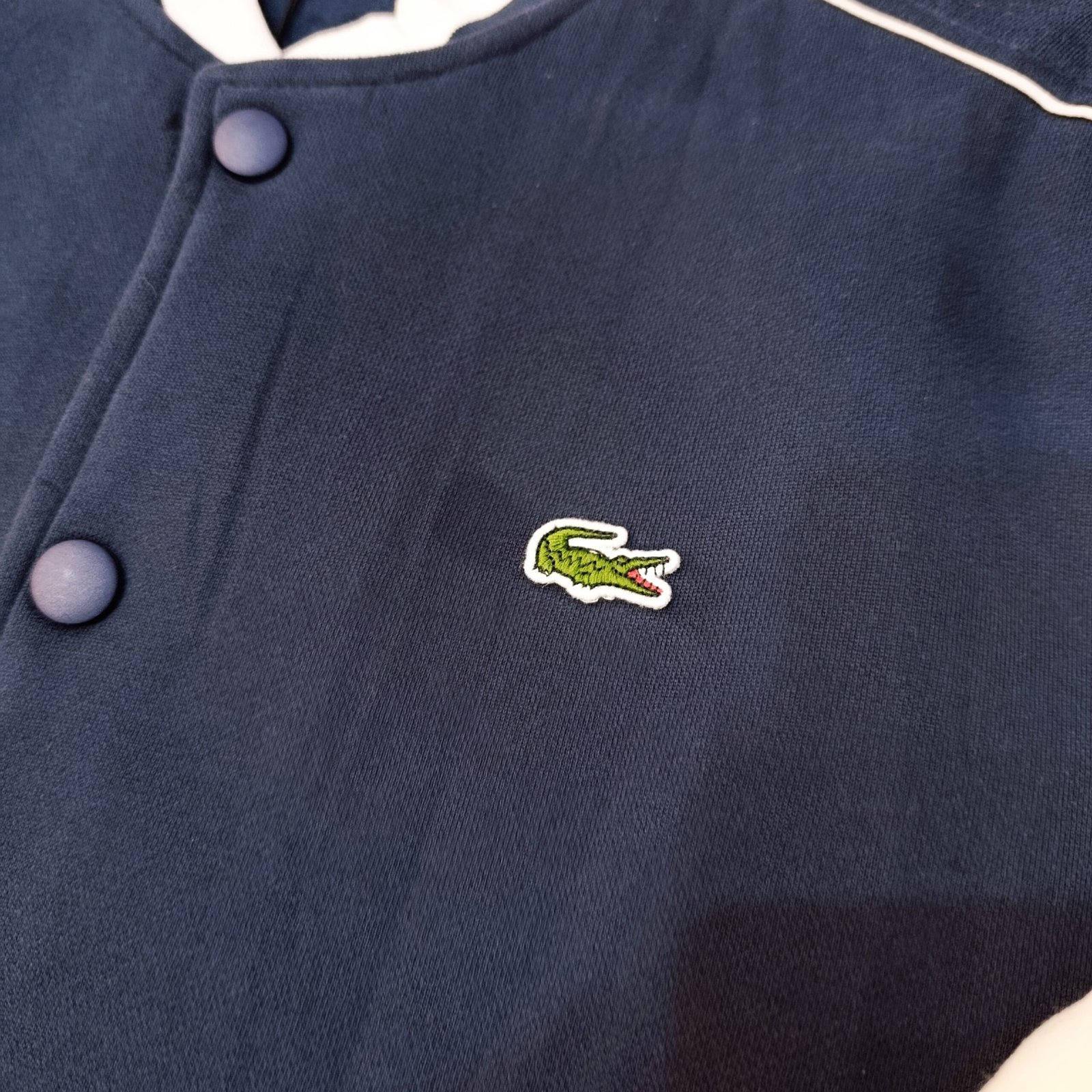chaqueta Lacoste bicolor azul marino y blanco
